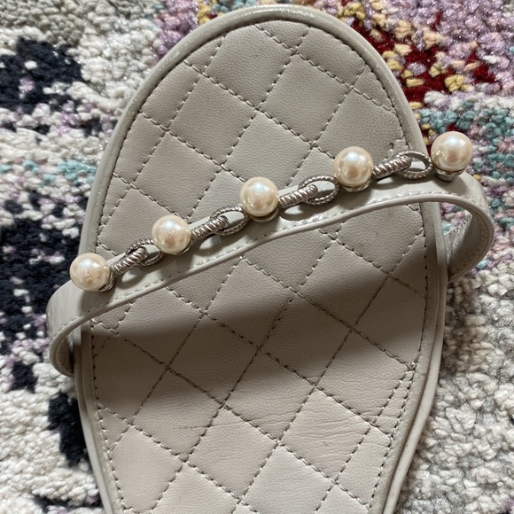 Chanel grey patent leather pearl sandals - Picture 3 of 9